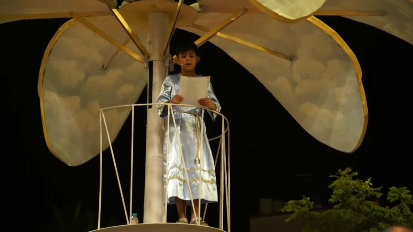 El xiquet Gabriel André Padilla interpreta el Cant de la Carxofa de Picassent