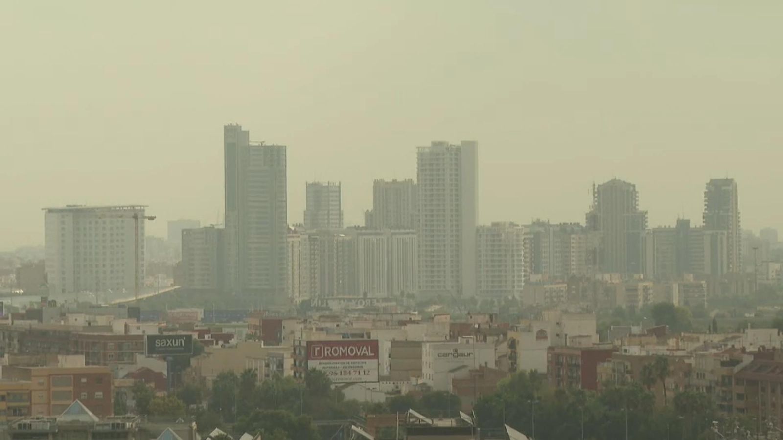 La ciutat de València, aquest dijous, coberta per una atmosfera tèrbola