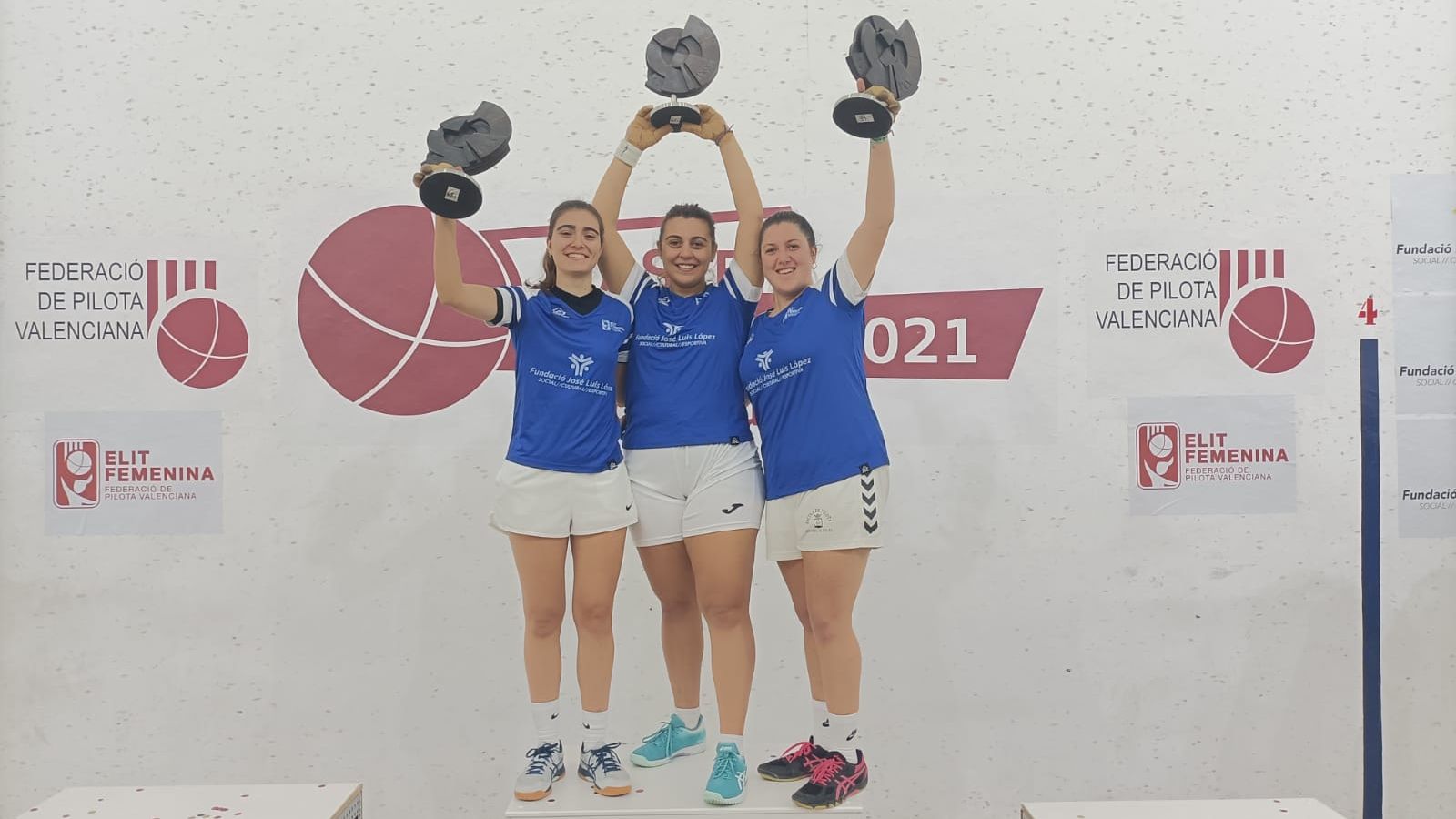 Ana, Myriam i Fanni, amb el trofeu de campiones
