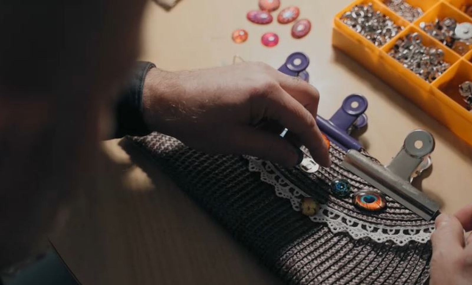 Salva s'entretén fent treballs de marroquineria