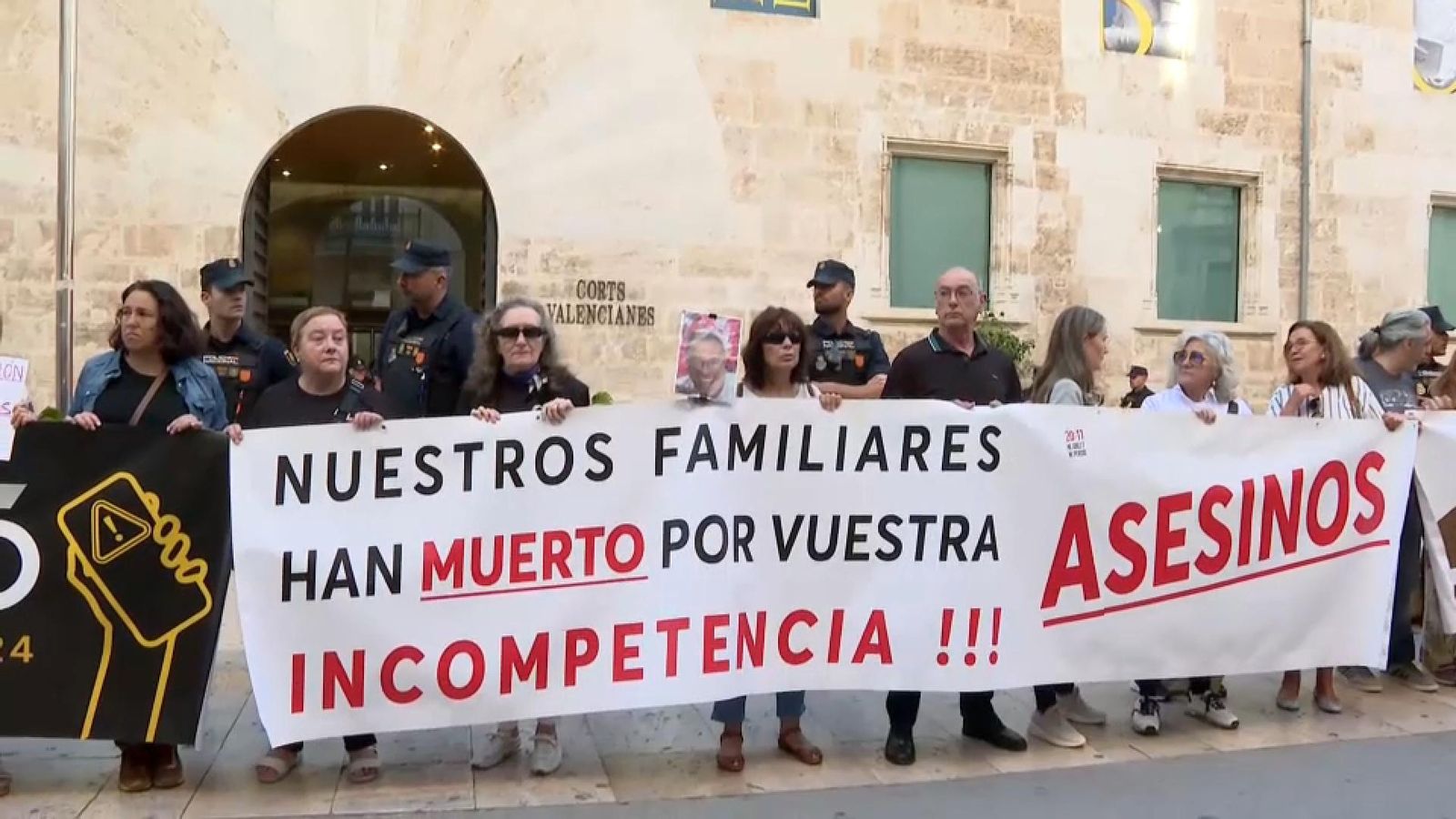 Crits de "Mazón dimissió" en la protesta dels familiars de les víctimes de la dana a les portes de les Corts
