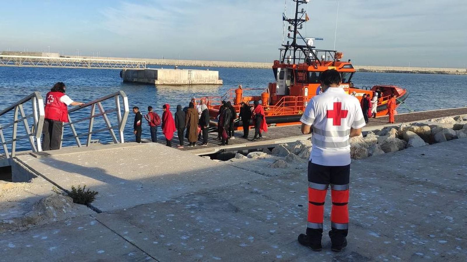 Salvament Marítim ha traslladat els migrants fins al port d'Alacant, on Creu Roja els està prestant assistència