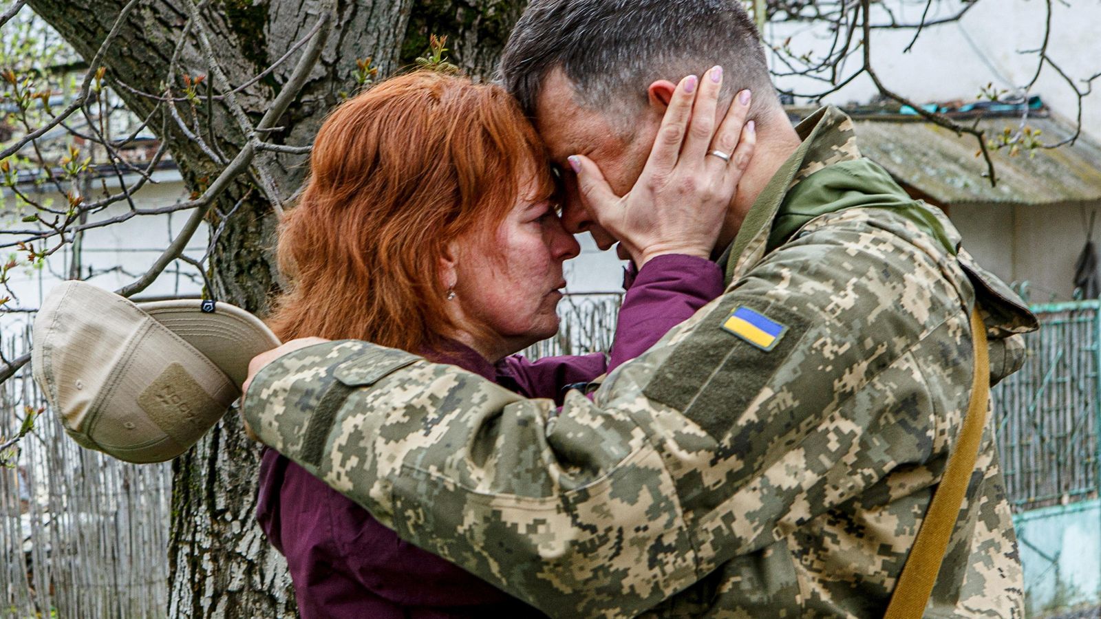 Una dona acomiada un soldat ucraïnés que se'n va al front a Újhorod Una dona acomiada un soldat ucraïnés que marxa al front a Uzhhorod