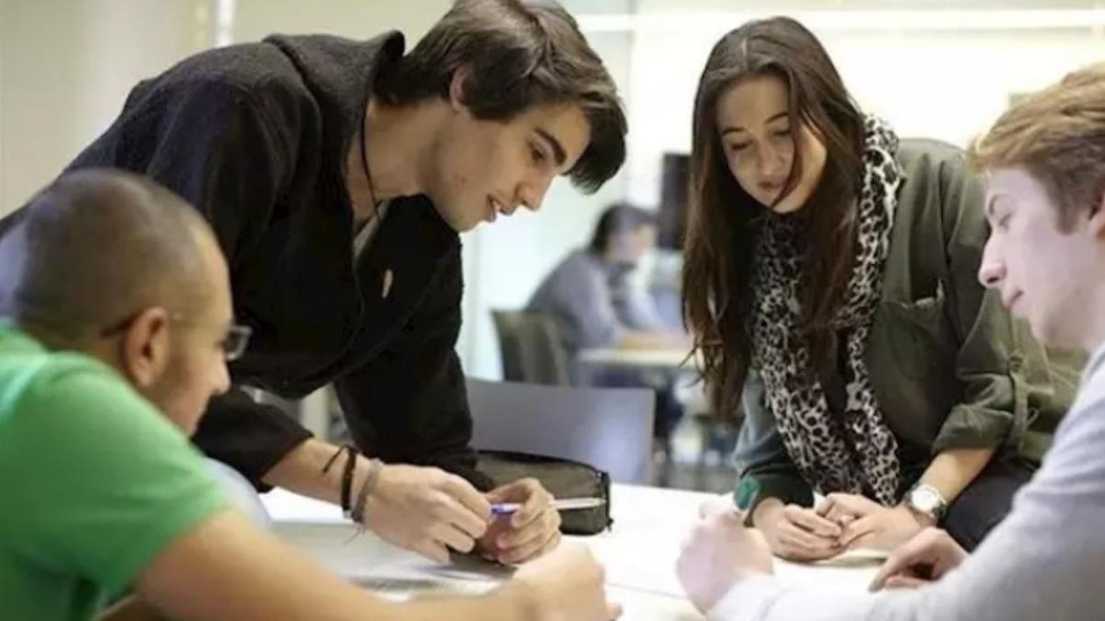 Trobar un lloc de treball, cada vegada més difícil per als joves