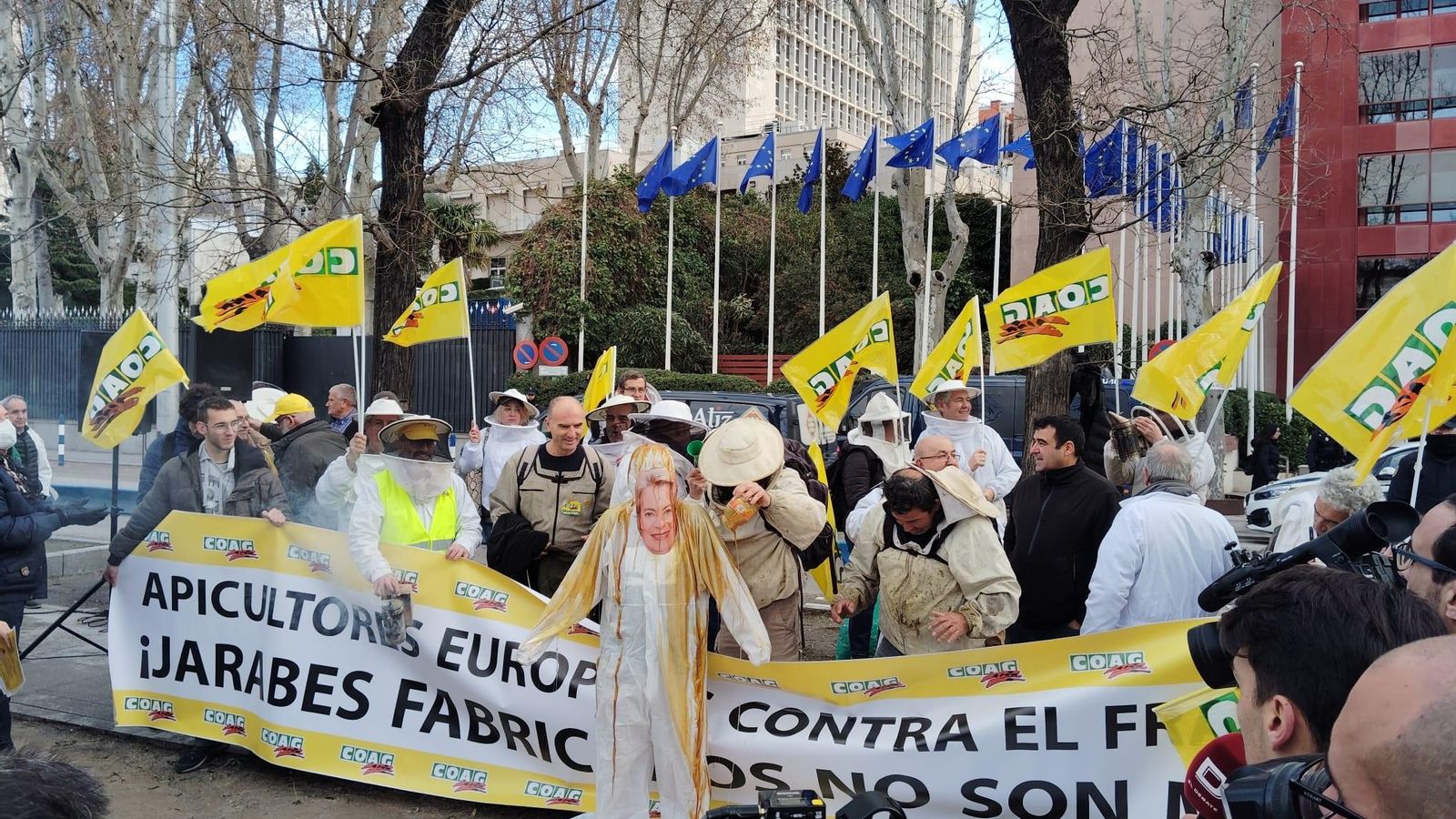 Protestes dels apicultors este dimarts enfront de l'edifici de la UE en Madrid