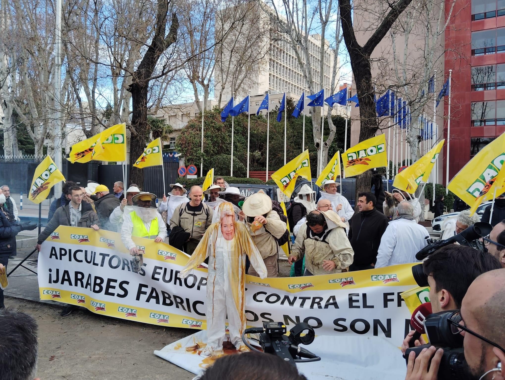Protestes dels apicultors este dimarts enfront de l'edifici de la UE en Madrid Protestes dels apicultors este dimarts enfront de l'edifici de la UE en Madrid