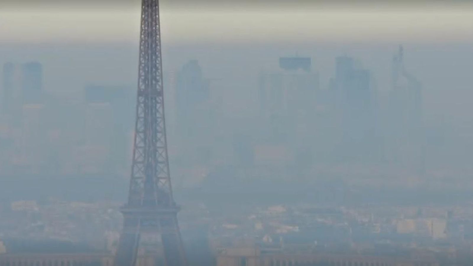 Un núvol negre de contaminació sobre París