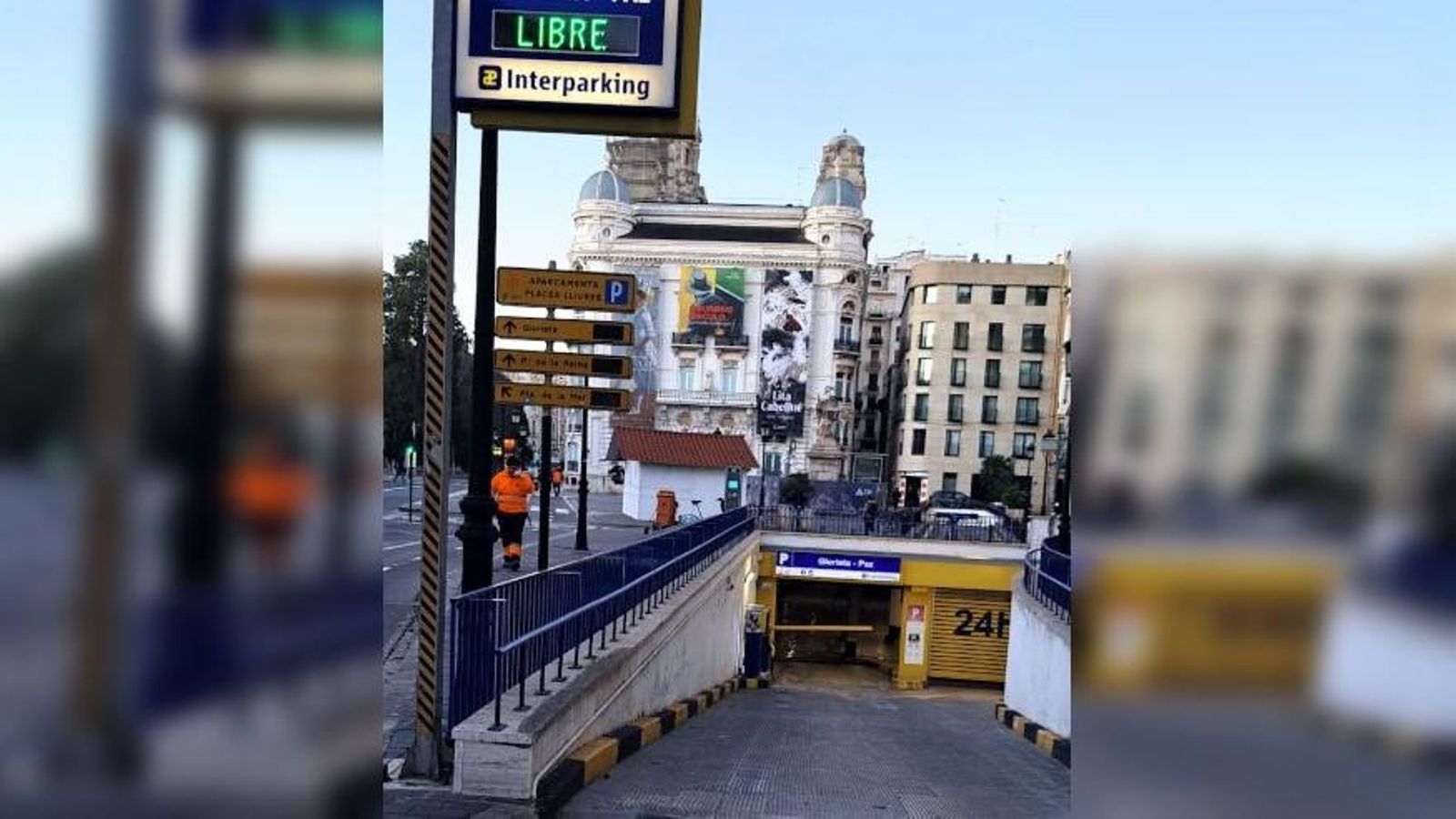 Una de les entrades de l'aparcament Glorieta - Pau