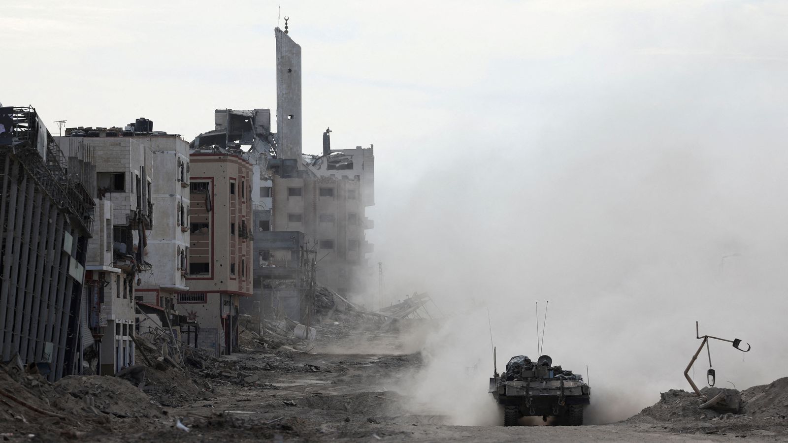 Un tanc israelià patrulla entre edificis reduits a enderrocs, a la ciutat de Gaza