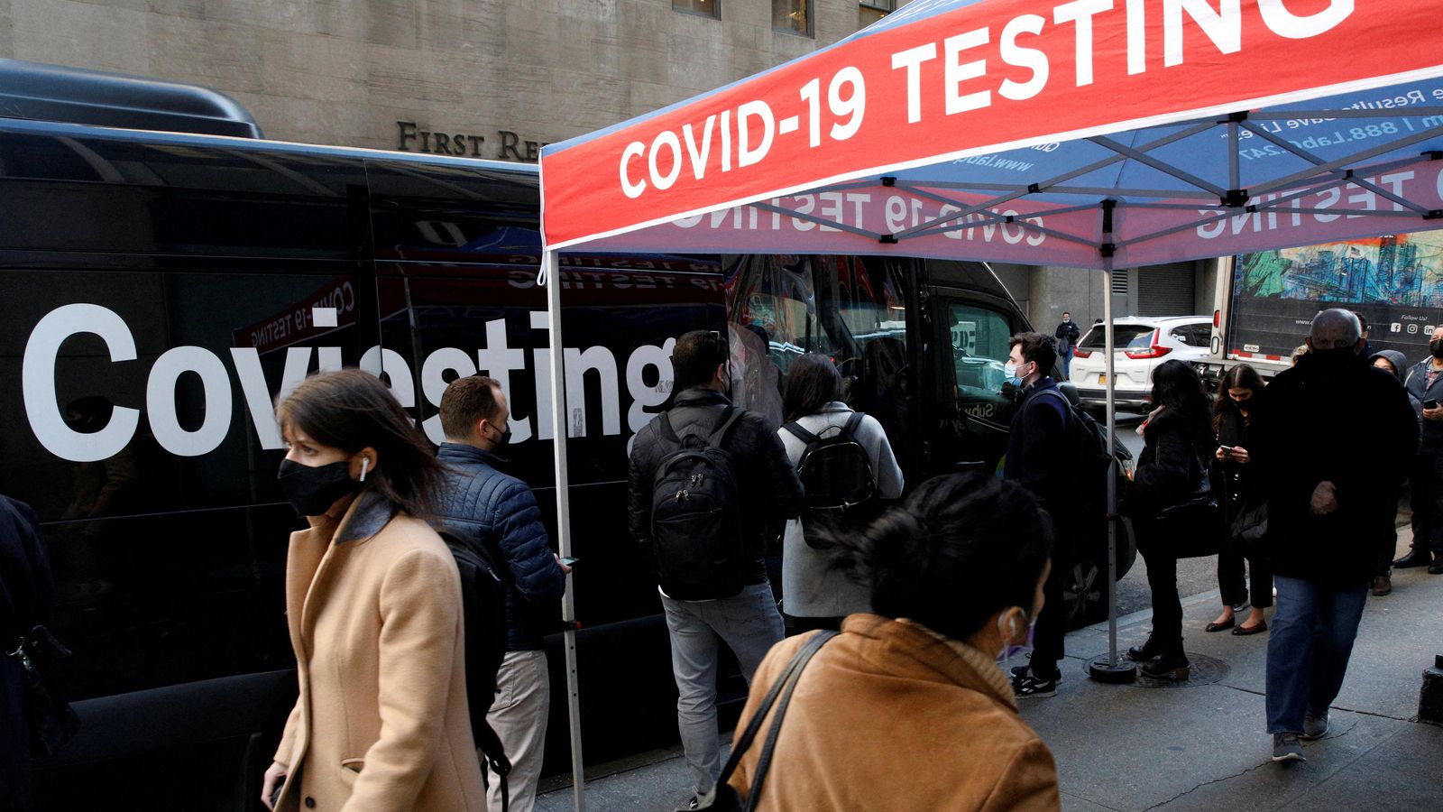 Diverses persones fan cua per a practicar-se un test diagnóstic de covid-19 en un punt mòbil a Nova York