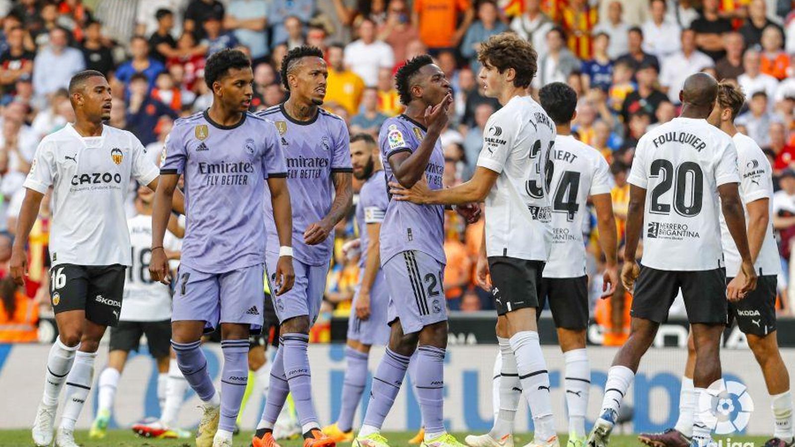 Militao, entre Rodrygo i Vinícius en el partit a Mestalla