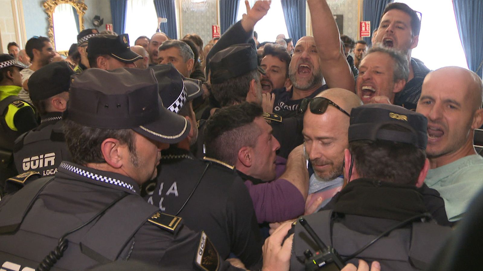 Bombers d'Alacant protesten al ple