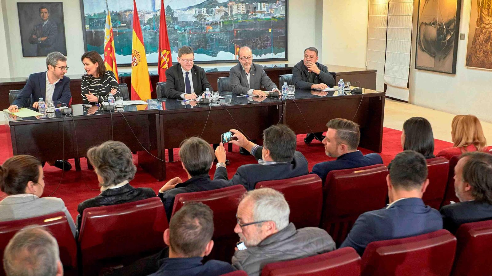 El president de la Generalitat, Ximo Puig, reunit a l'Ajuntament d'Alzira amb alcaldes i alcaldesses de la Ribera