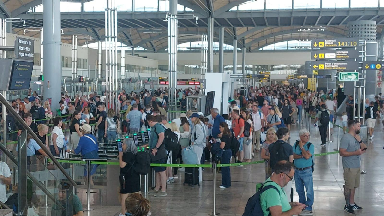 Cues en l'aeroport Alacant - Elx Miguel Hernández este divendres