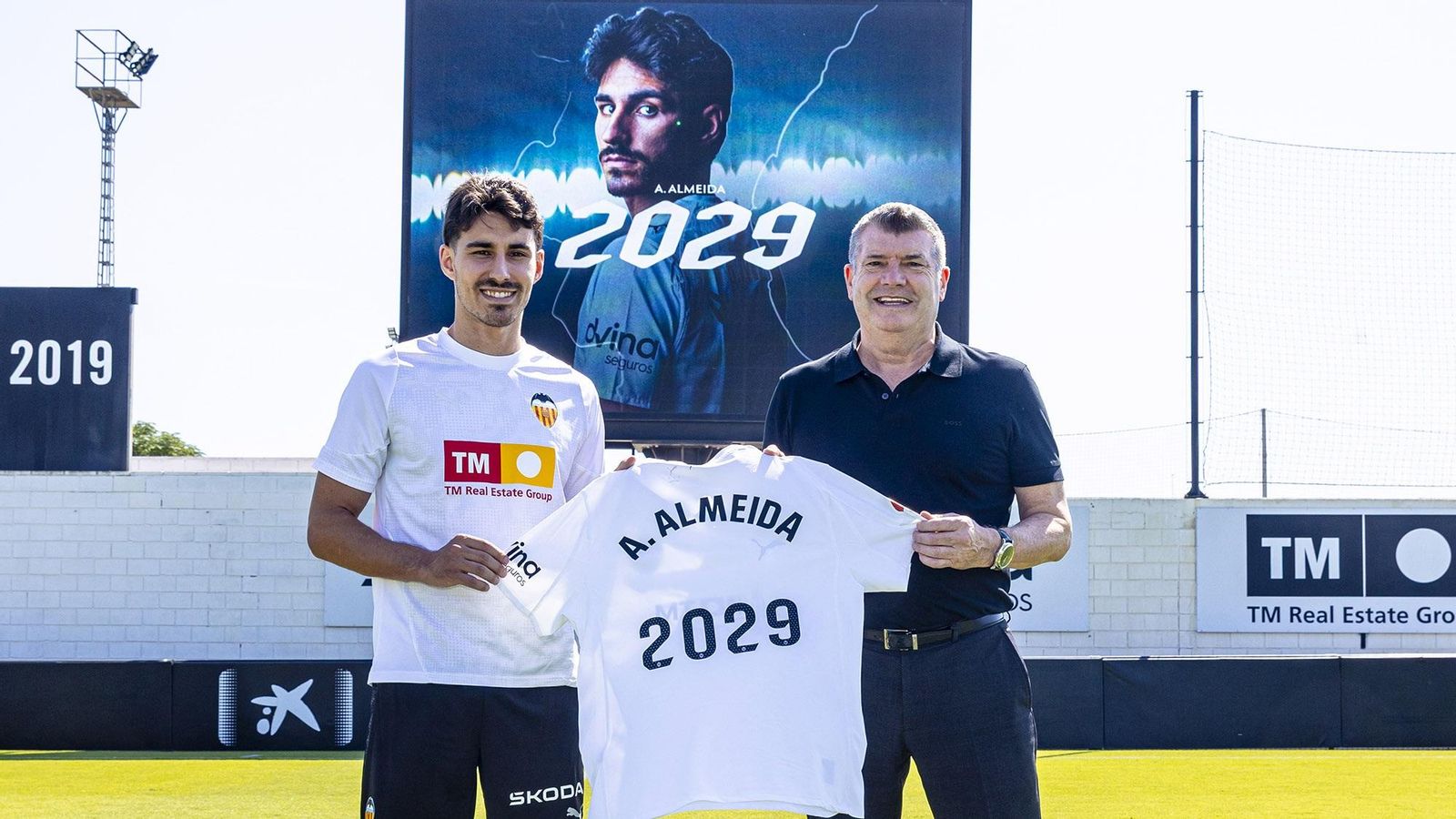 André Almeida, acompanyat del CEO de Futbol, Ron Gourlay