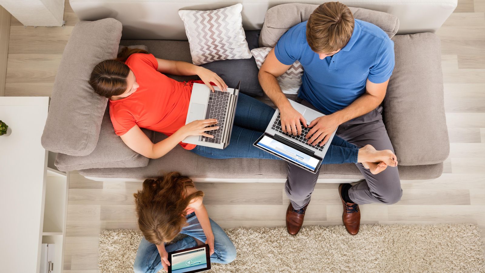 Una família mira internet en els seus dispositius