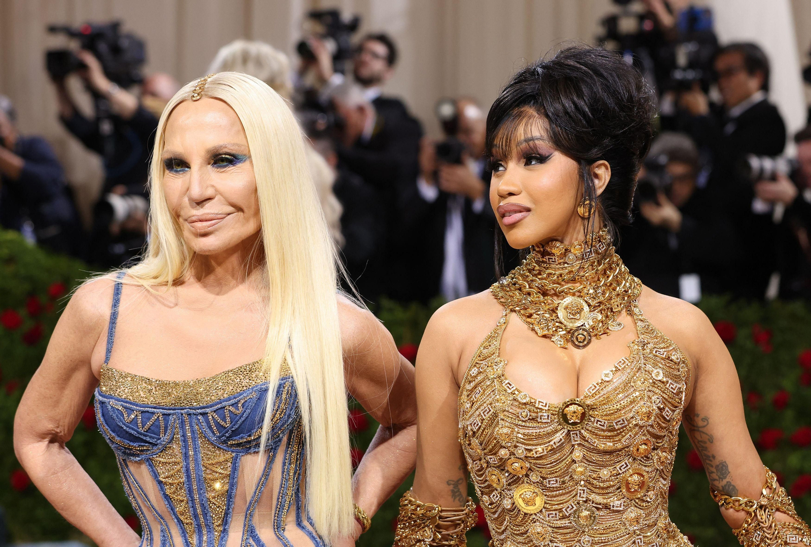 Cardi B, de Versace, acompanyada per la seua directora creativa