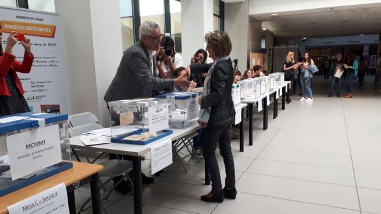 Eva Alcón vota en les eleccions de l'UJI