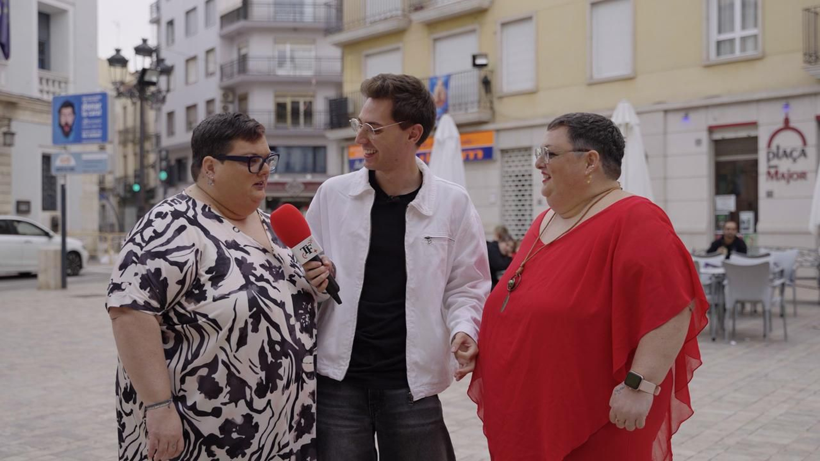 A Carcaixent, Ernesto Peretó s'ha entrevistat amb les dos bessones influencers que tenen milers de seguidors a instagram