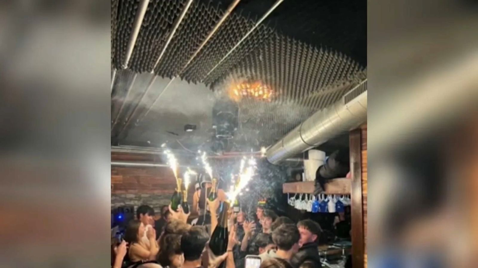 Videonotícia sobre la investigació de l'incendi al bar de l'estació d'esquí de Crans Montana