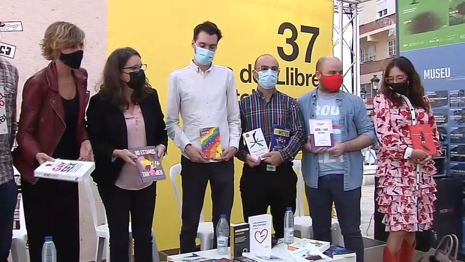 La vicepresidenta del Consell i la regidora de Cultura posen amb autoris i editors dels volums confiscats a la Fira del Llibre de Castelló