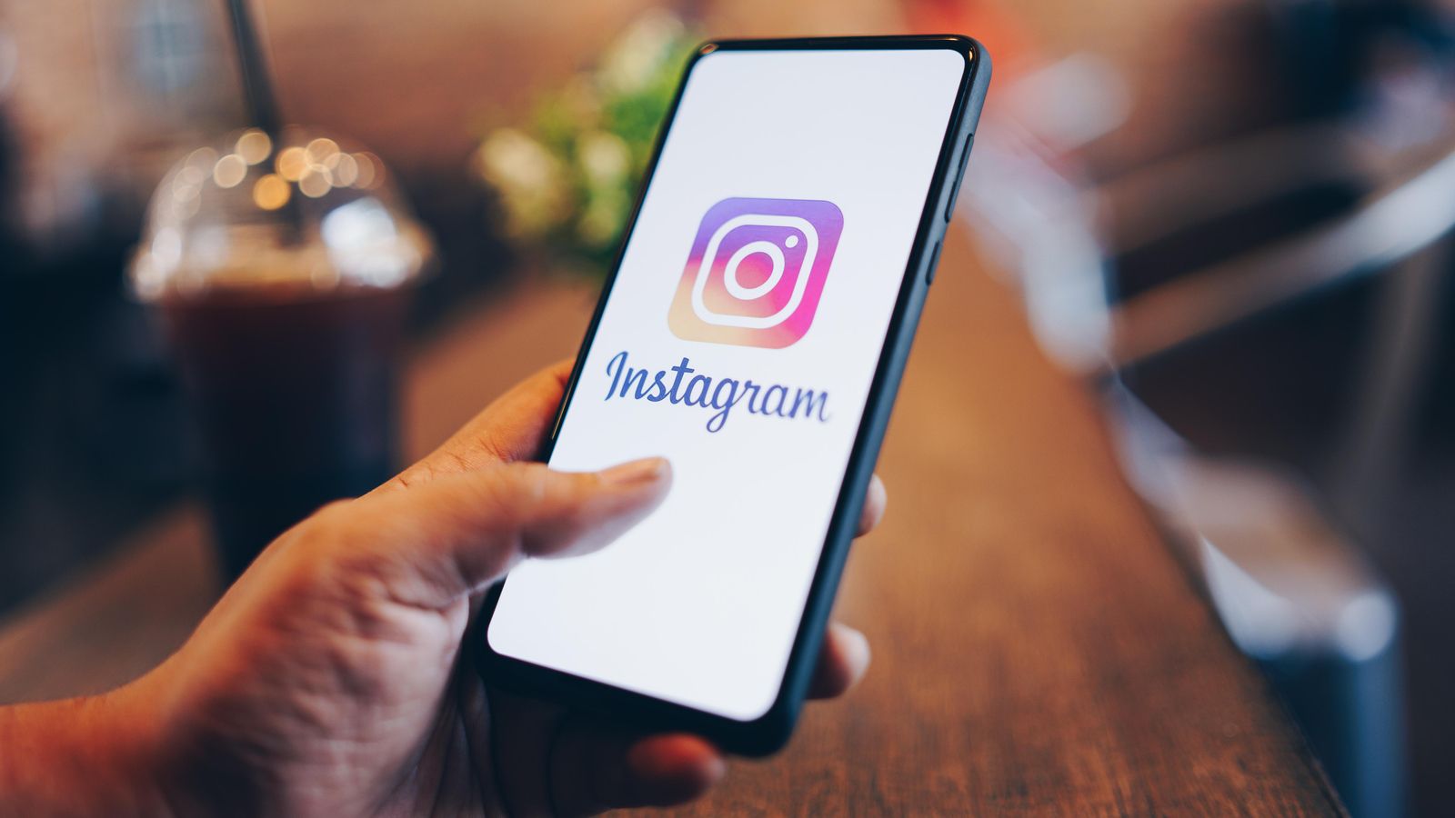 Imatge de recurs d'un mòbil amb l'aplicació d'Instagram oberta en la pantalla