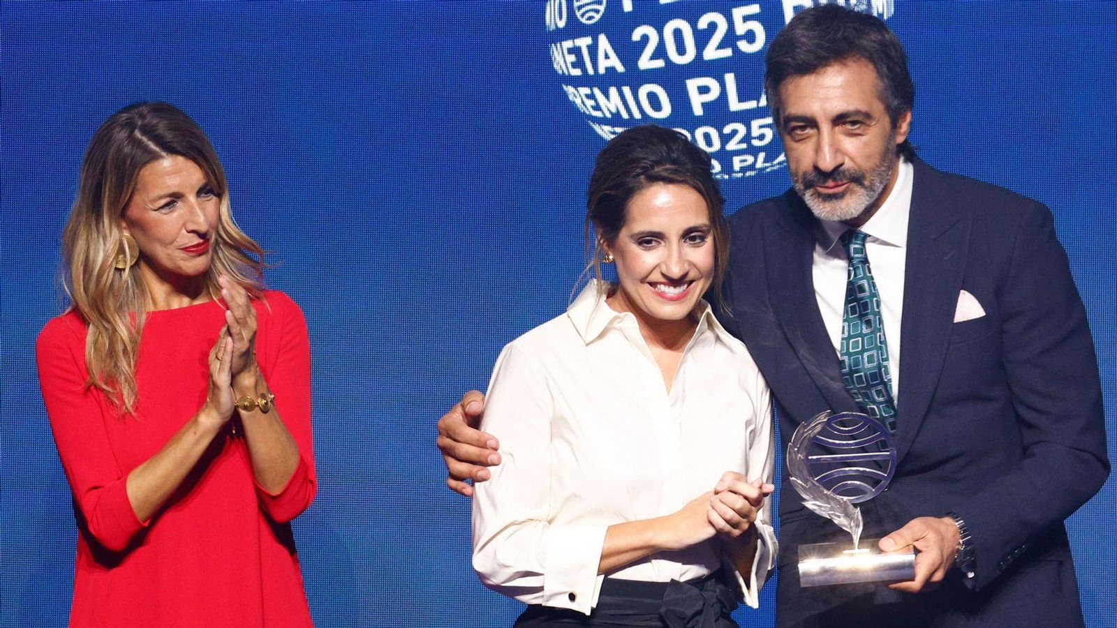 El guanyador del premi Planeta, amb el guardó a la mà, junt a l’escriptora Ángela Banzas i la vicepresidenta del govern espanyol