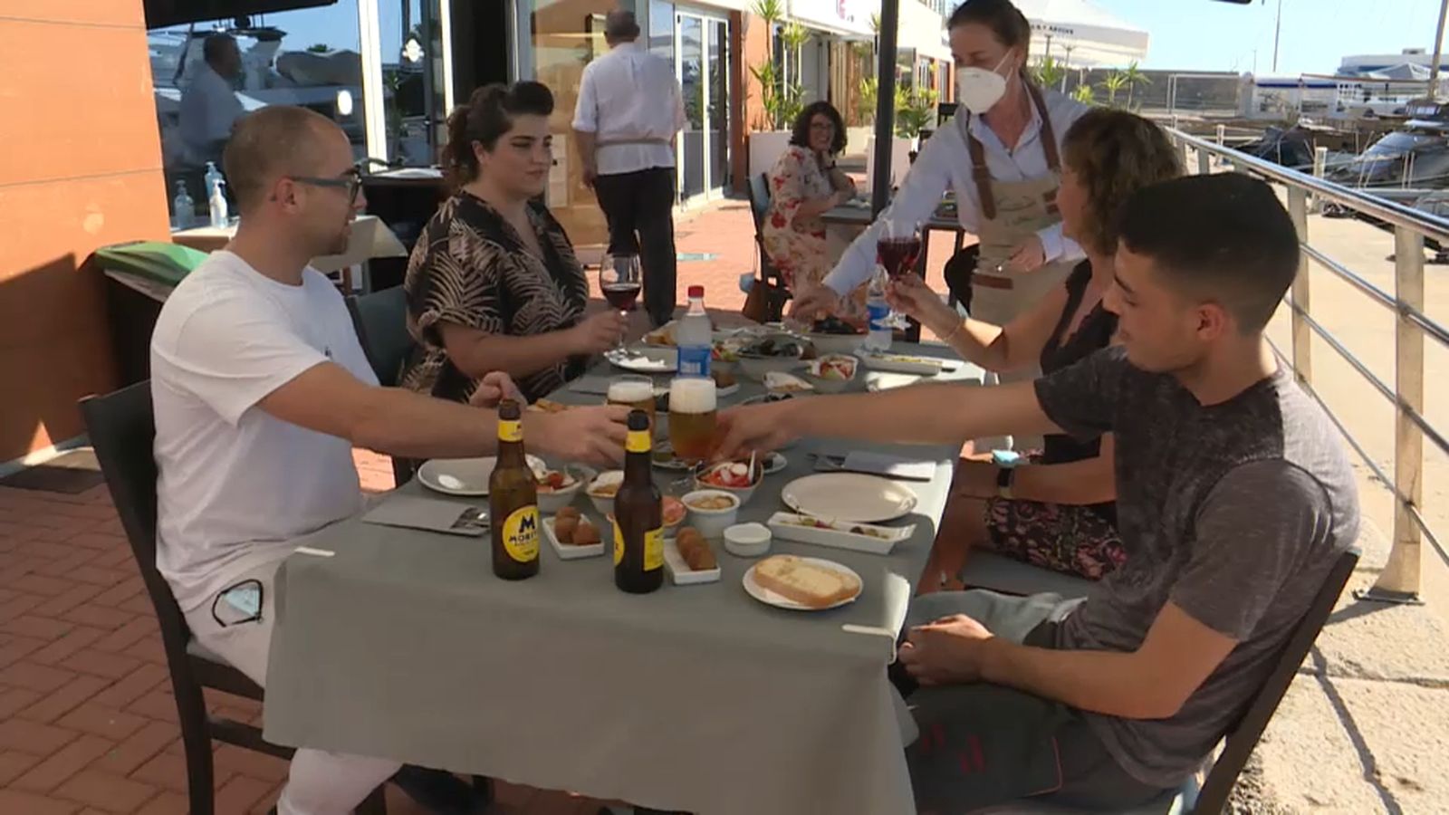 Un grup de persones es reuneix en un restaurant