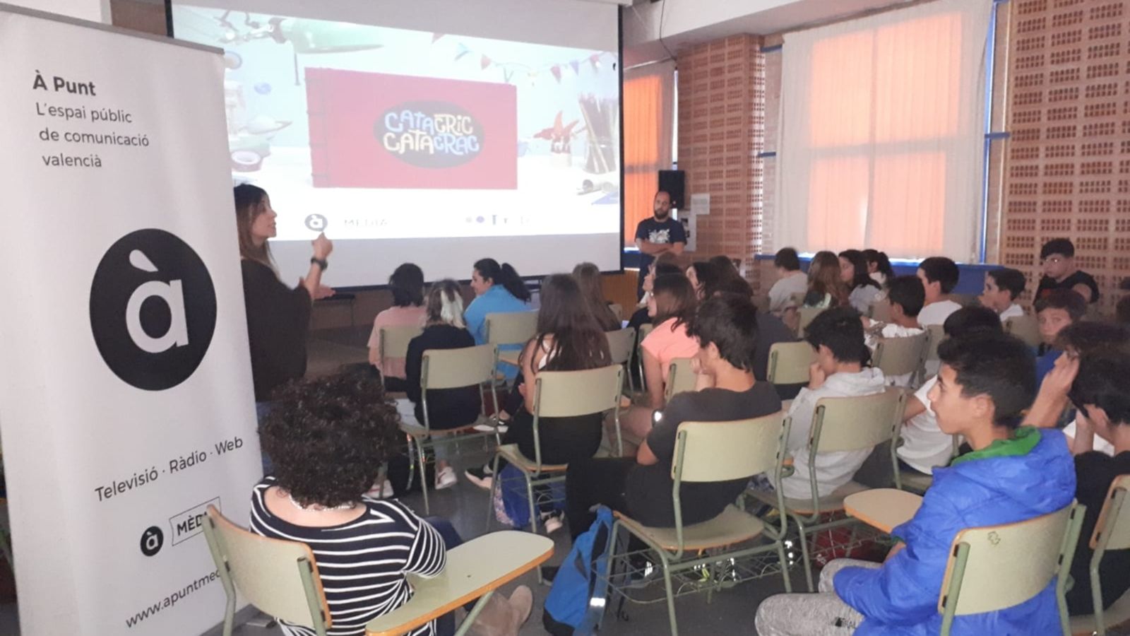 El departament de Continguts d’À Punt Mèdia ofereix tallers en què expliquen com es fa l’animació i l’adaptació dels guions en televisió.