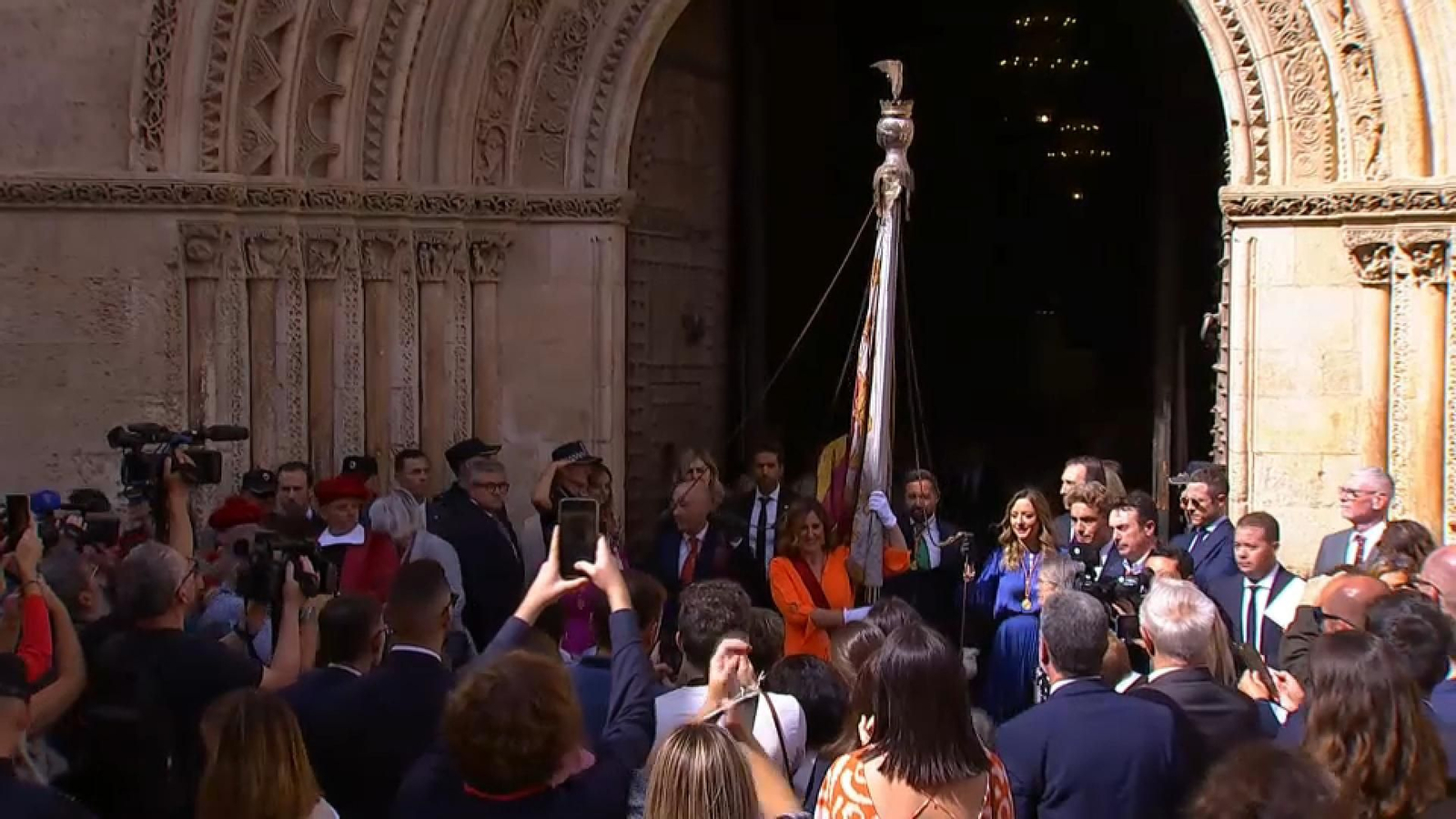 L'alcaldessa de València trau la Senyera de la catedral, després del Te Deum, per a cedir-li-la a Papi Robles