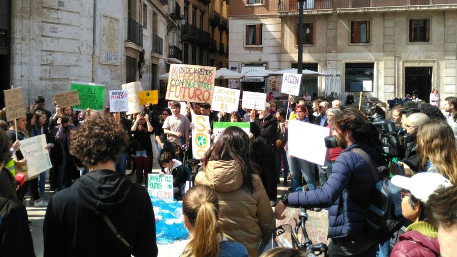 Imatge d'arxiu d'una manifestació de Fridays for Future València a la plaça de la Mare de Deu