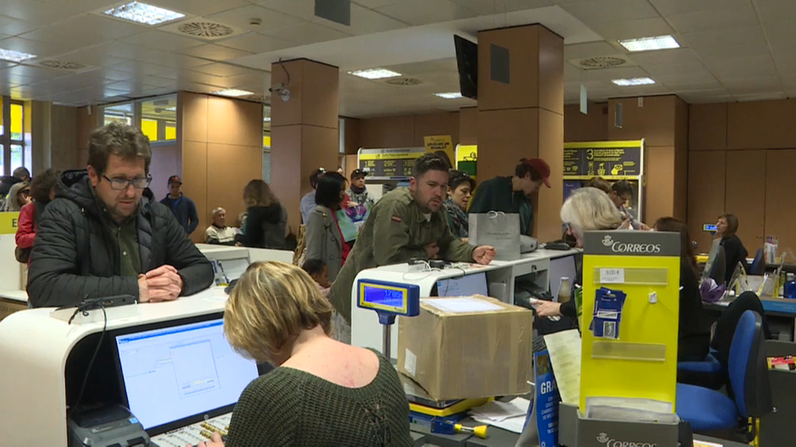 Persones dipositen el seu vot a les oficines de Correus durant les passades eleccions del mes de maig