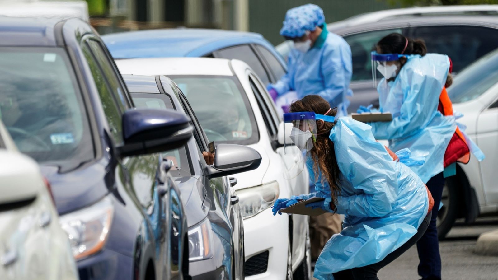 Personal sanitari realitza proves ràpides de coronavirus a Leesburg, Virginia, el passat 20 de maig