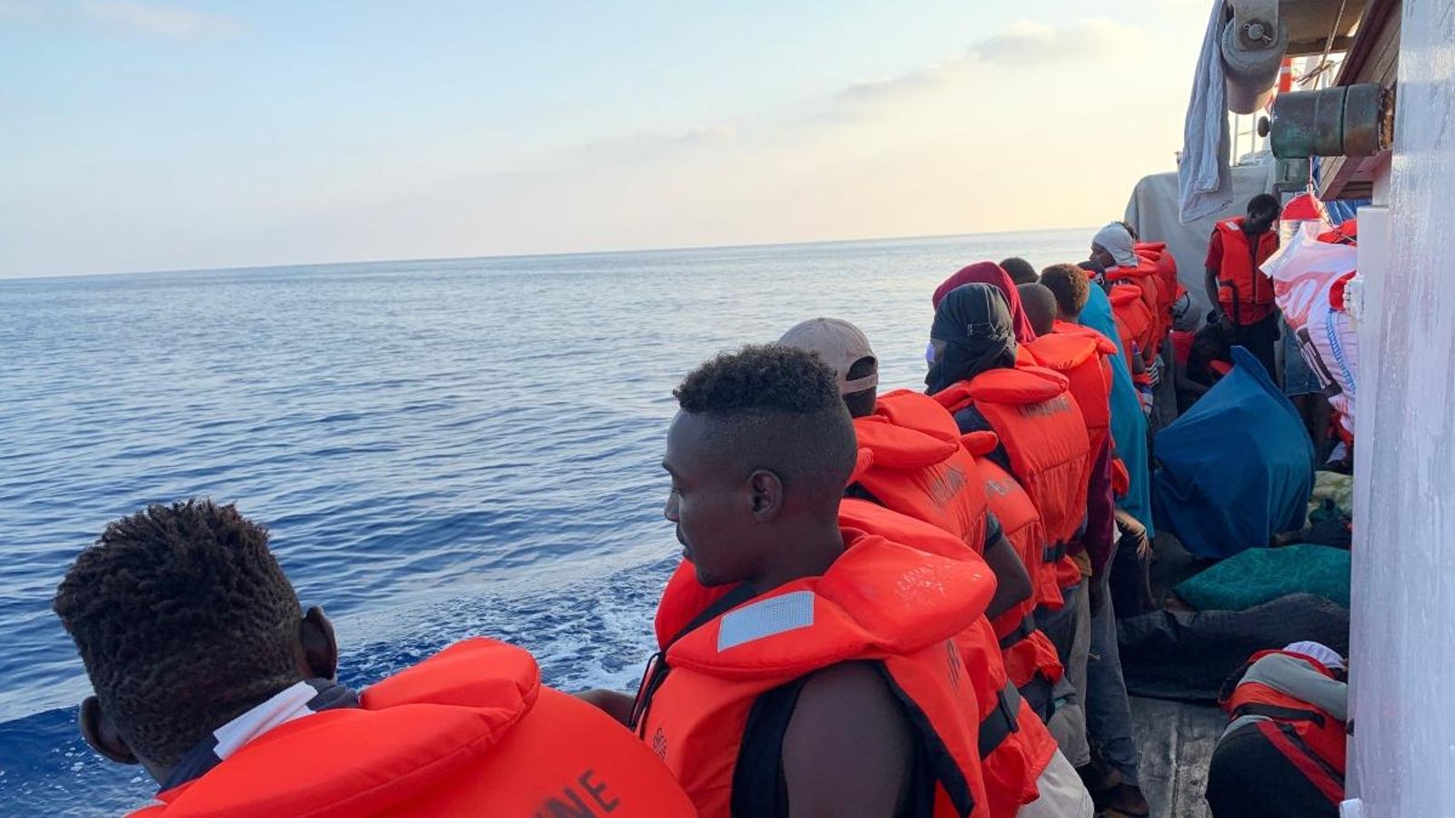 El vaixell alemany Eleonora ha rescatat un centenar de migrants que estaven a bord d’una embarcació pneumàtica