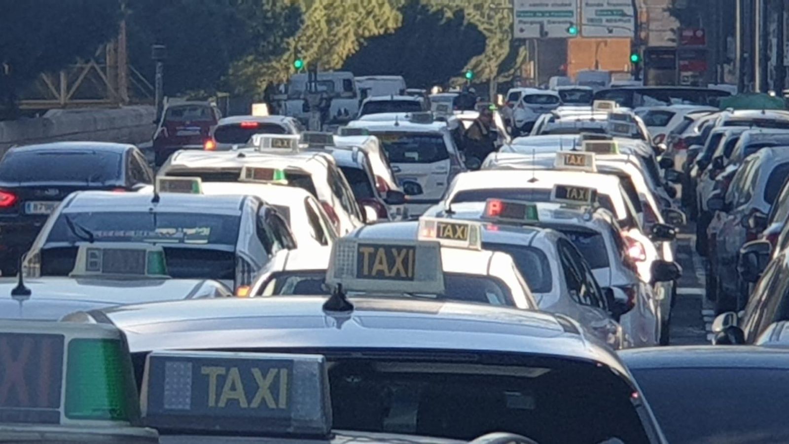 Imatge d'arxiu d'una concentració de taxistes davant la ciutat administrativa 9 d'Octubre