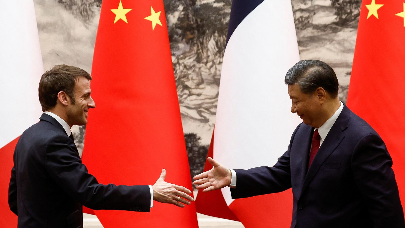 Emmanuel Macron i Xi Jinping encaixen mans, aquest dijous a Pequín