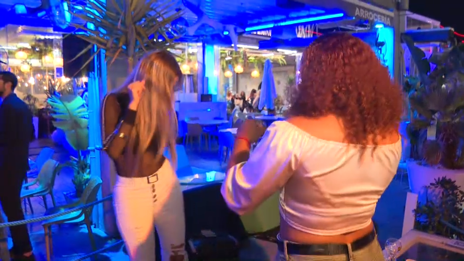 Dues joves ballant en una discoteca de València aquest divendres a la nit