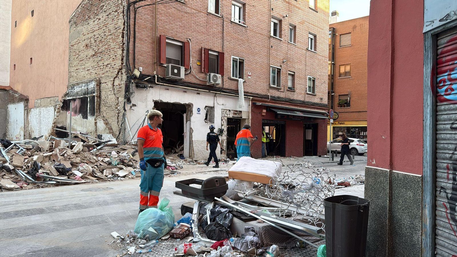 Estat del carrer després de l'explosió al baix