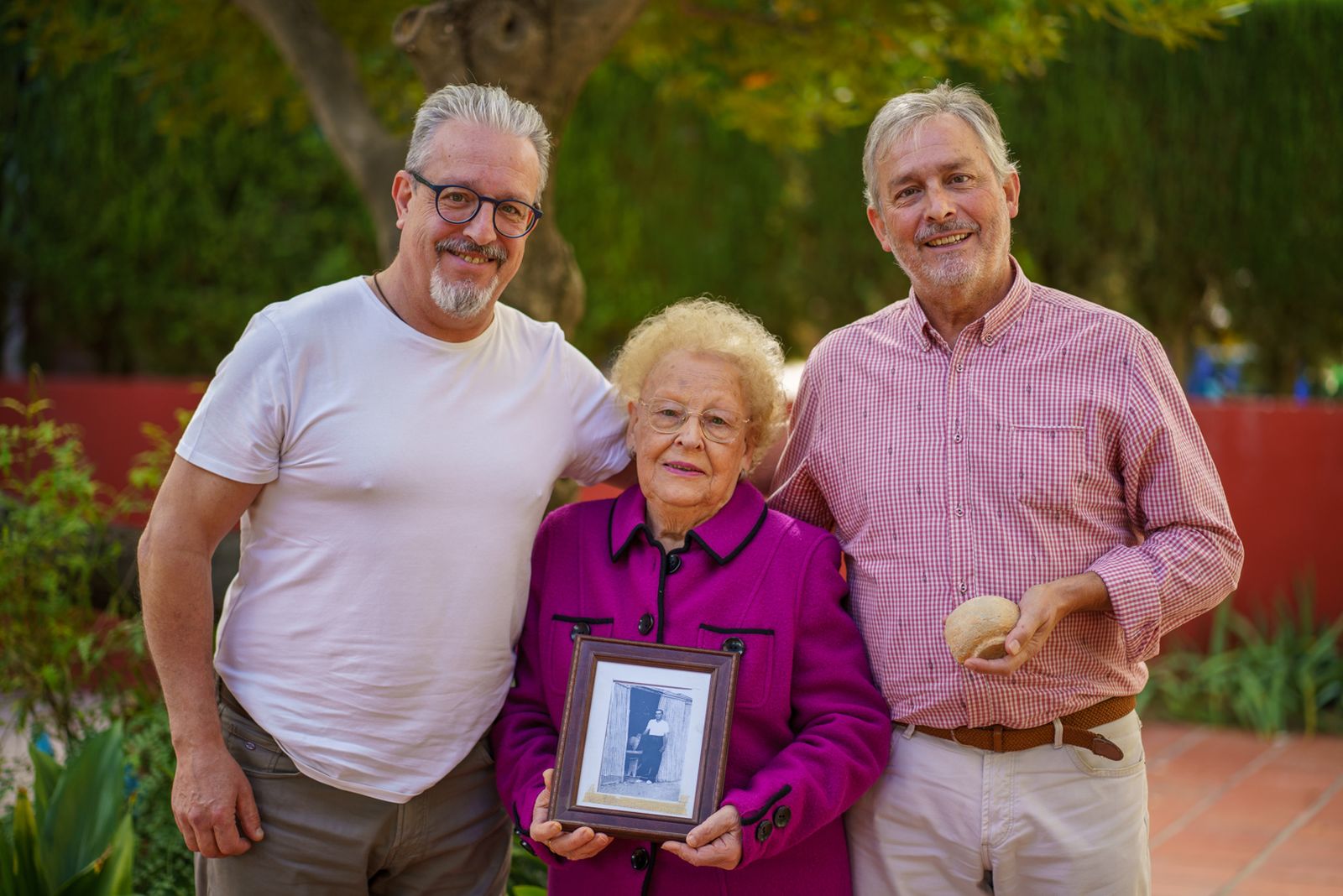 María Mataix ,amb el retrat de son pare, Vicent i acompanyada dels seus fills Josep i Toni Vañó