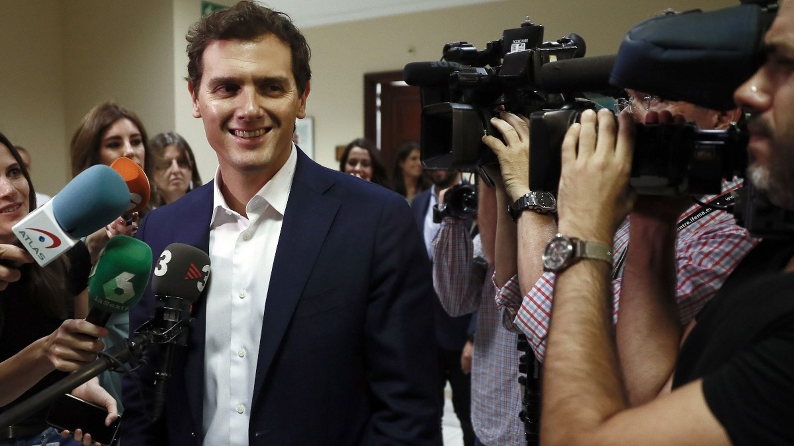 El president del grup parlamentari Ciutadans, Albert Rivera, aquest dijous, a la seua arribada al Congrés dels Diputats