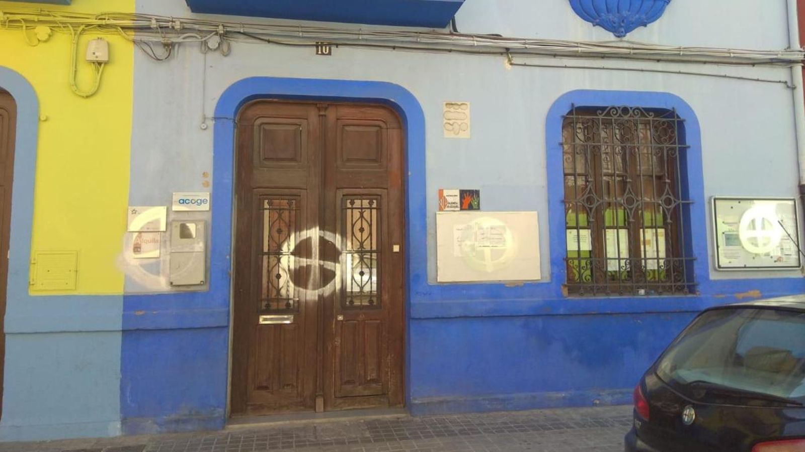 Pintades a la seu de l'organització València Acull al barri d'Orriols.