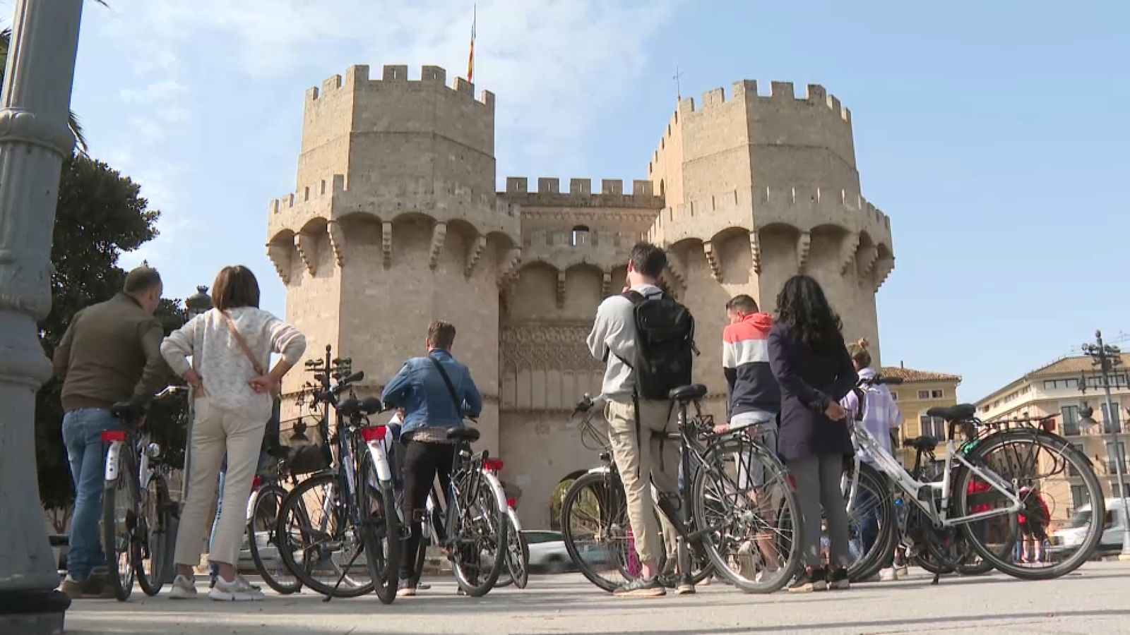 Diversos turistes davant les Torres dels Serrans, a València, aquest Dijous Sant