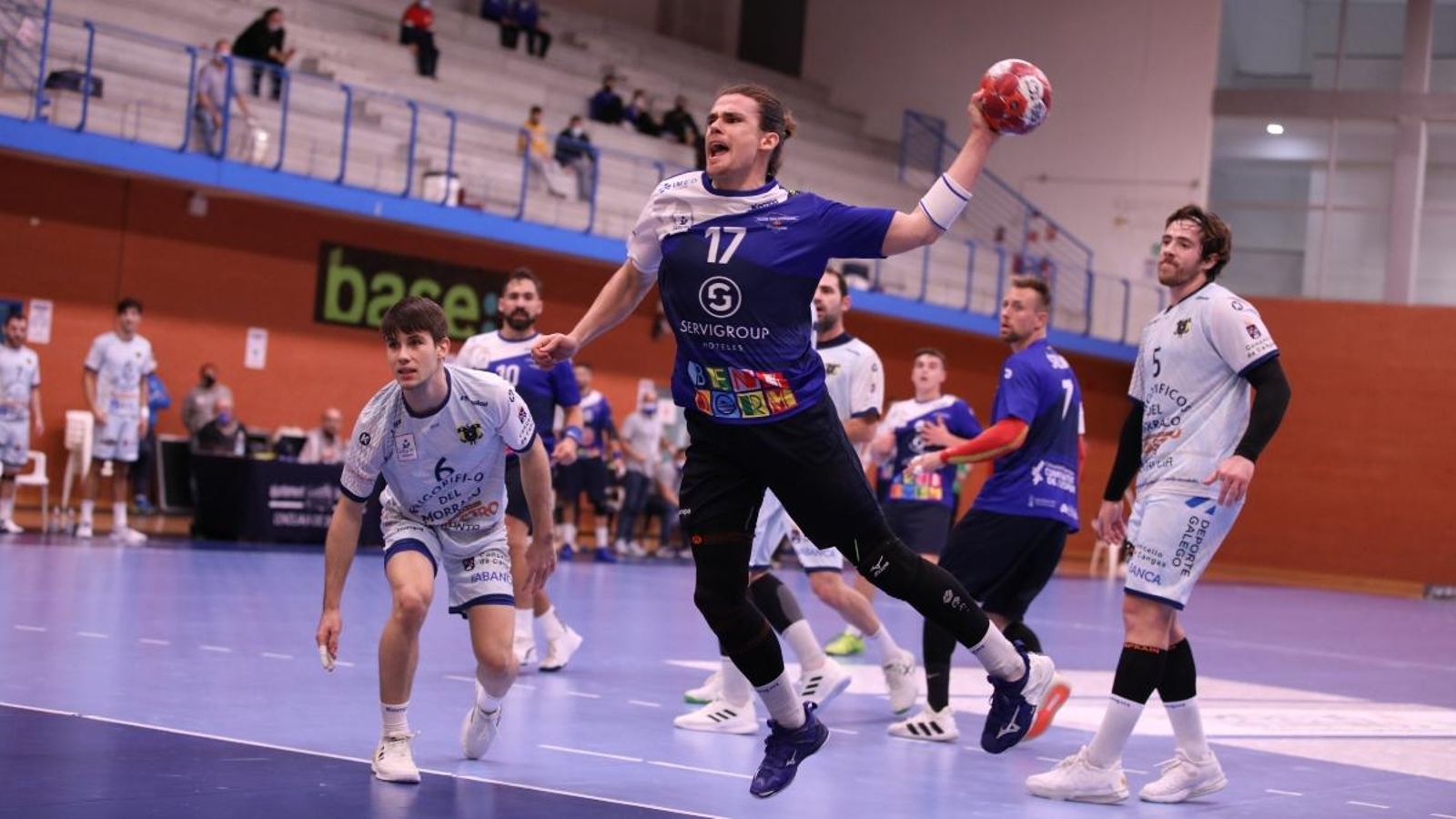 Mario López fa un llançament a porteria