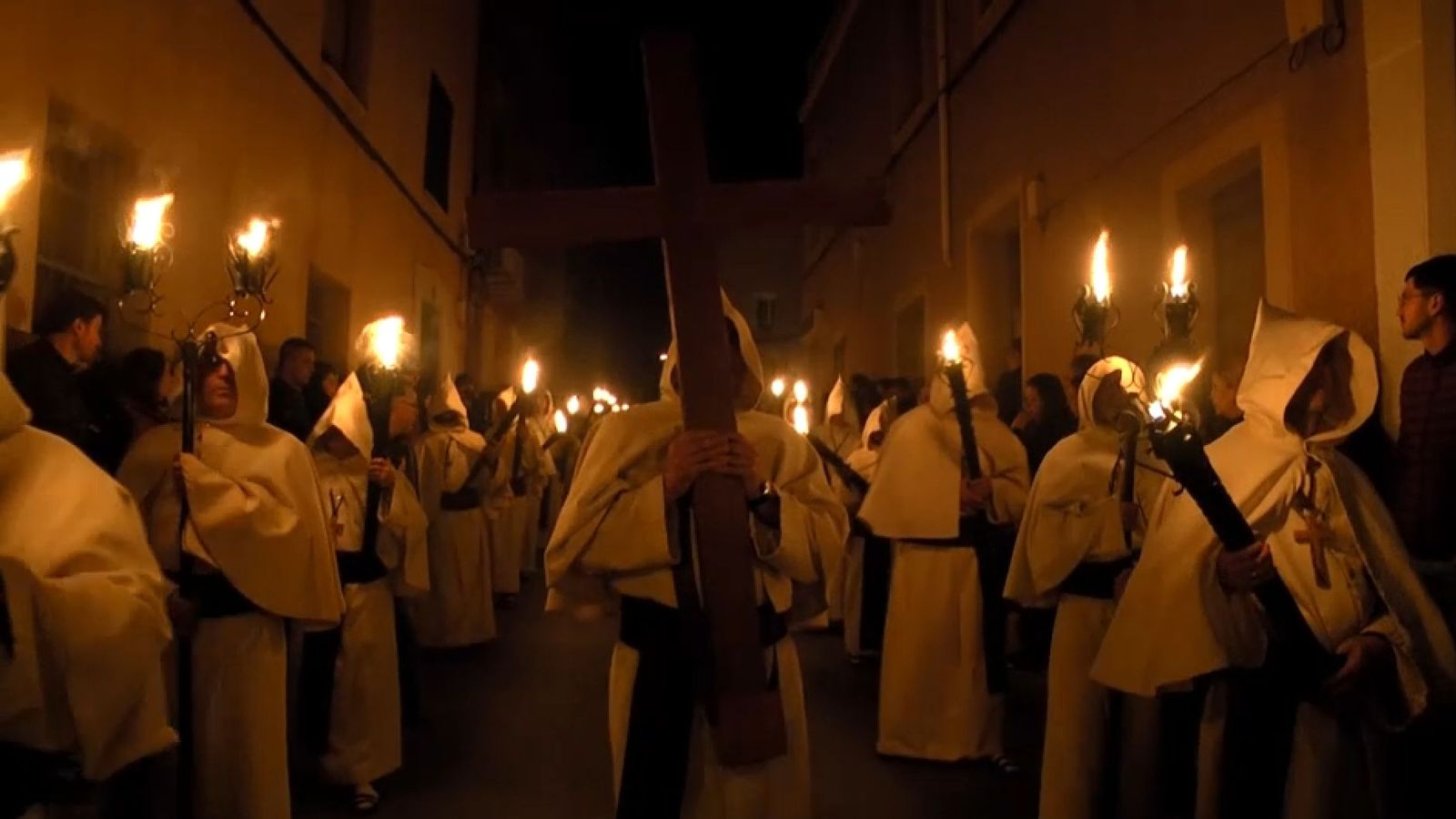 Els confrares de Crevillent en la processó dels Sacs, en què trauen el Crist dels Difuns i les Ànimes