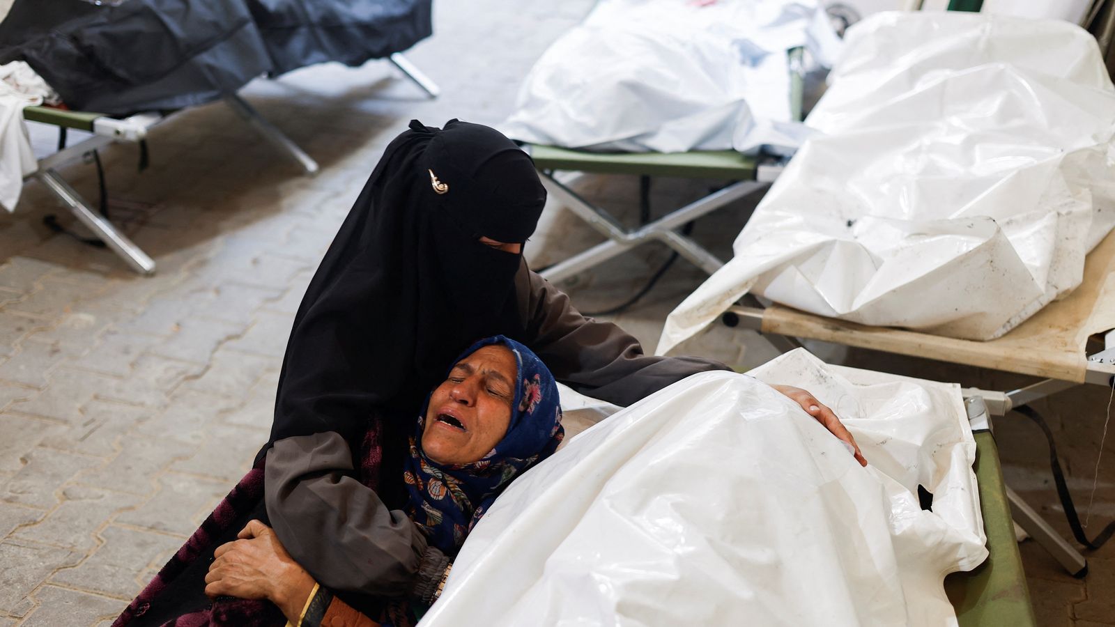 Una dona plora la mort de familiar en un dels bombardejos que han seguit a la pressa del pas fronterer de Rafah