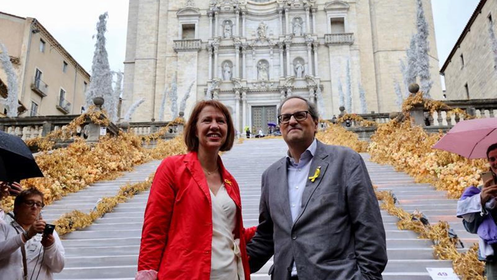 El president de la Generalitat, Quim Torra, davant la catedral de Girona, ha visitat avui la ciutat acompanyat de l'alcaldessa Marta Madrenas