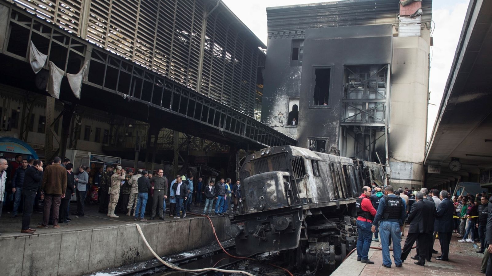 Vista dels danys en una de les andanes de l'estació central de tren al Caire (Egipte) després d'un incendi aquest dimecres