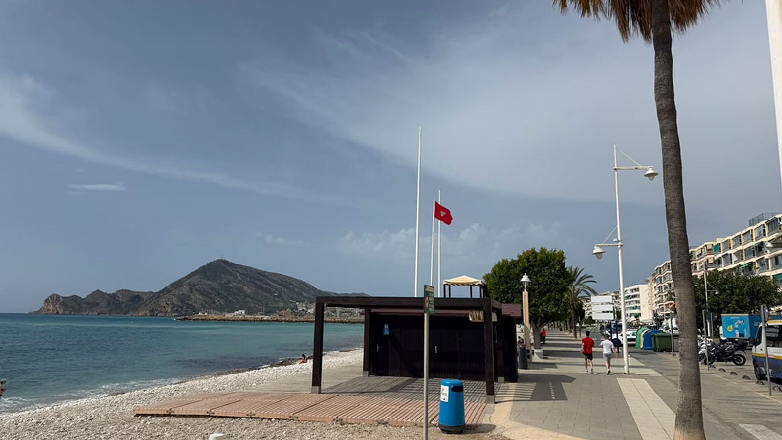 Bandera roja a la platja de la Roda, a Altea, este dijous