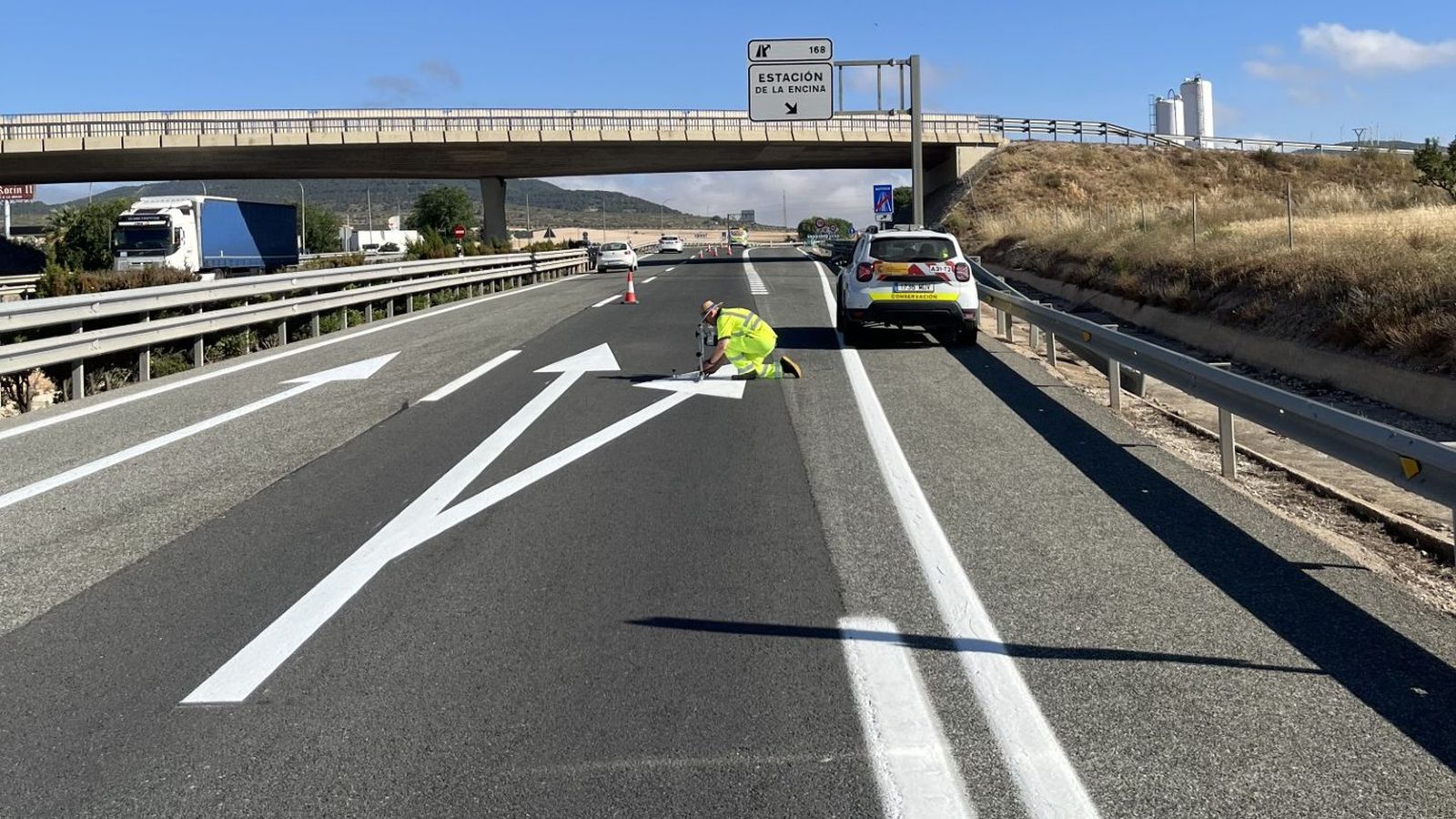 Un operari repinta la senyalitzaci´de l'autovia A-31