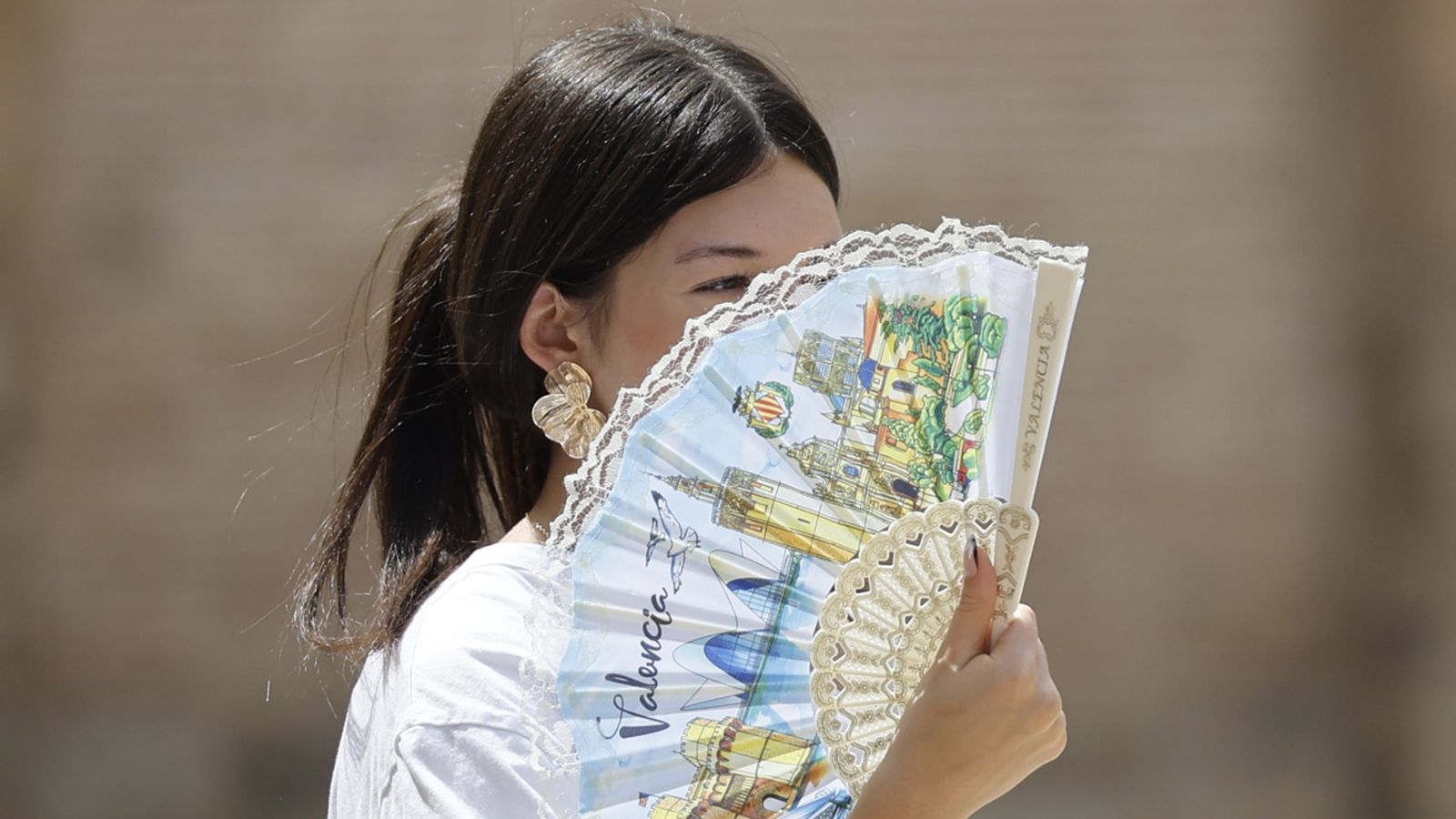 Una dona s'aventa a València, en plena onada de calor